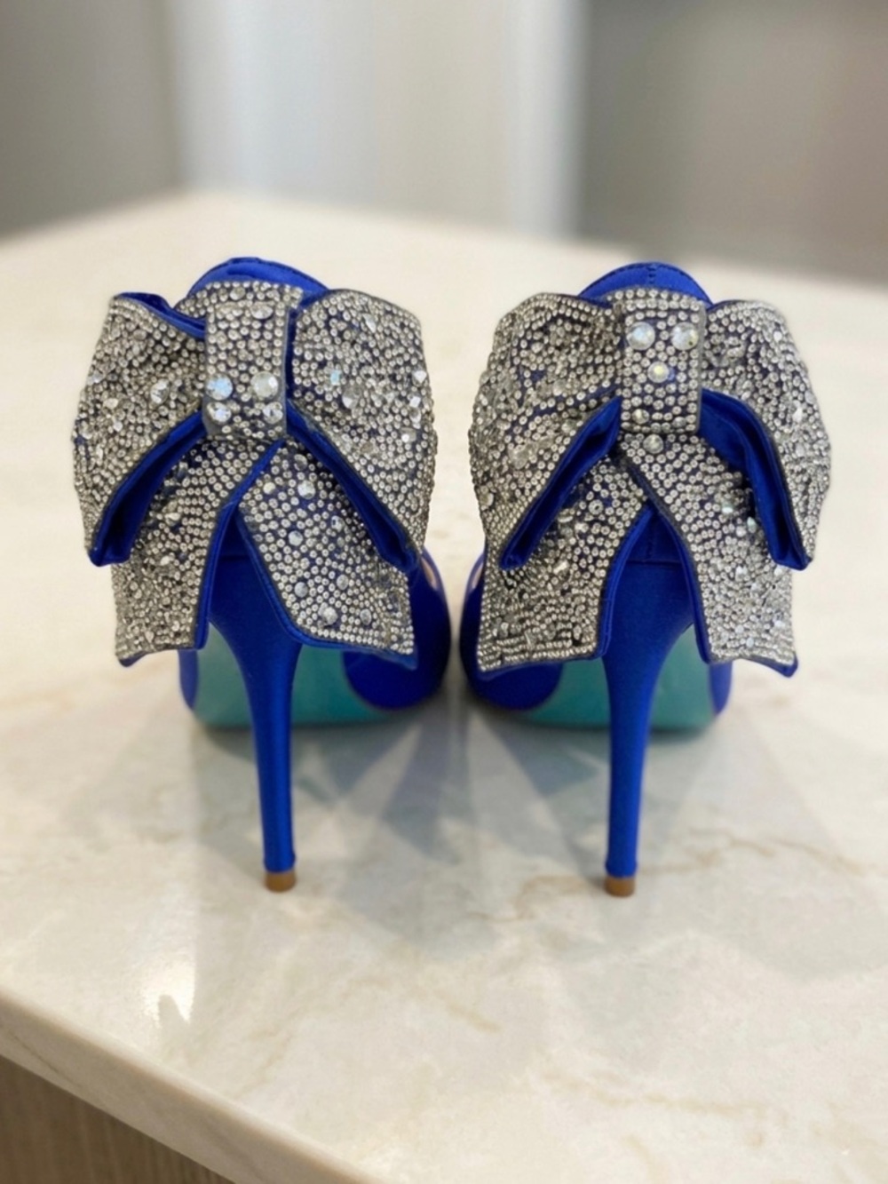 RARE Blue by Betsey Johnson Bryn Bow Blue Satin Rhinestone Pumps sz 7.5M - Picture 9 of 13